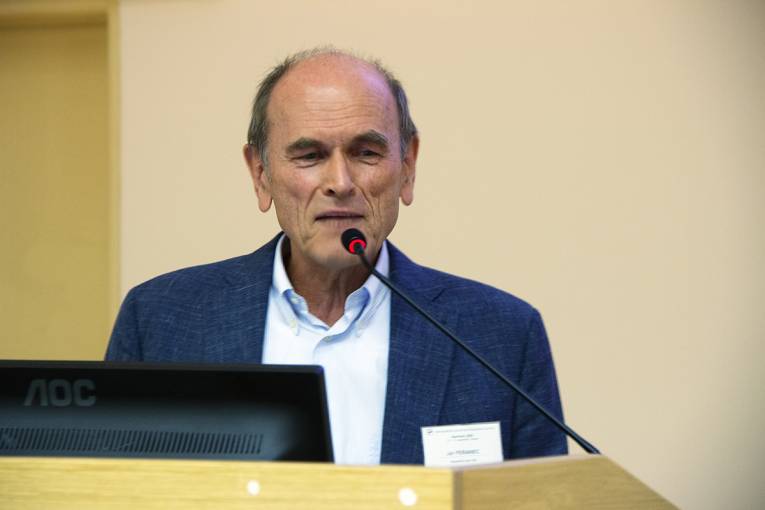 Ján Feranec z Geografického ústavu SAV v Bratislave pri prezentácii príspevku o údajoch o krajinnej pokrývke