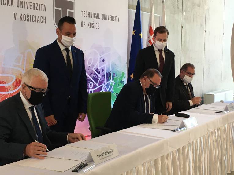 President of the SAS Pavol Šajgalík (from left), the rector of TUKE Stanislav Kmeť and the rector of UPJŠ Pavol Sovák at the signing of the Memorandum of Cooperation leading to the establishment of the Hydrogen Technology Research Centre in Košice