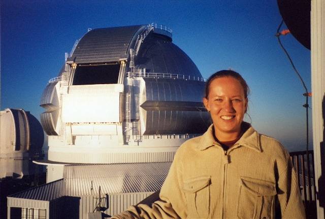 V pozadí je 8-metrový ďalekohľad Gemini na Mauna Kea...
