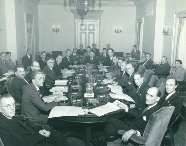 Konferencia 50 štátov protihitlerovskej koalície v San Franciscu (apríl – jún 1945), ktorej výsledkom bolo založenie OSN. 
Na fotografii je zasadnutie Koordinačného výboru konferencie, ktorého členom bol aj československý diplomat Ján Papánek (tretí vľavo vpredu) a ktorý tak patrí medzi 14 autorov záverečného textu Charty OSN.