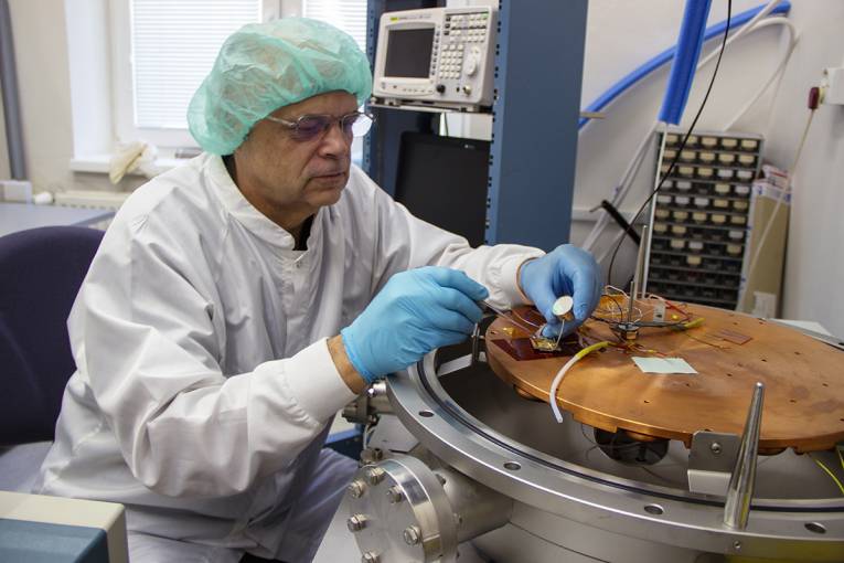 Zatiaľ čo BepiColombo je už dva roky na ceste k Merkúru, v laboratóriách ÚEF SAV v súčasnosti už pripravujú detektor, ktorý v roku 2022 poletí k Jupiteru. Na snímke Ján Baláž