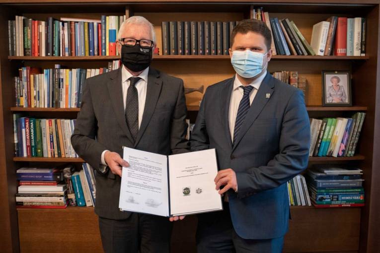 Zľava predseda SAV Pavol Šajgalík a starosta MČ Bratislava Ján Hrčka s podpísaným memorandom o spolupráci