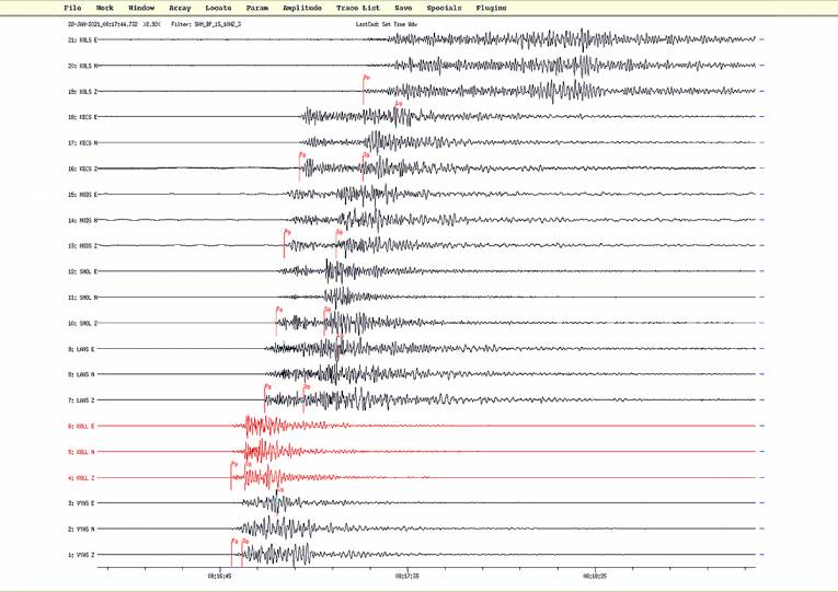 Časový priebeh príchodu seizmických vĺn do rôznych meracích zariadení Národnej siete seizmických staníc  (NSSS) a jednej stanice lokálnej siete EMO (KOLL – Kolačno) zemetrasenia pri Handlovej. Zdroj: ÚVZ SAV