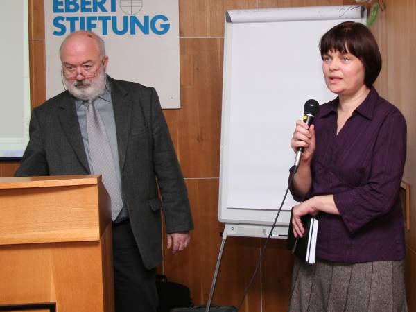 Prezentácia knihy - vystupuje Zuzana Kusá, vľavo Ľubomír Falťan.