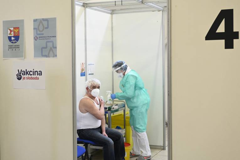 Ochota dať sa zaočkovať je na Slovensku najvyššia od apríla 2020, zaočkovať by sa v súčasnosti dalo až 41,8 percenta