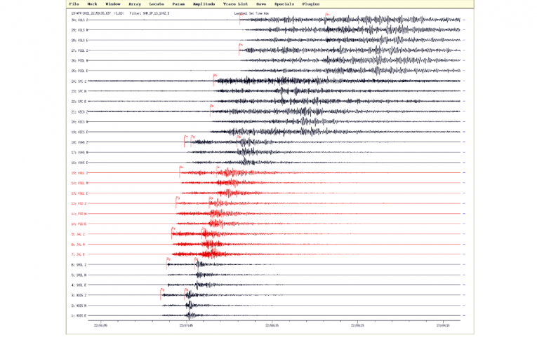 Záznam zemetrasenia zo dňa 20. 4. 2021 o 0:57 LSEČ (UTC: 19. 4. 2021 22:57) na seizmických staniciach Národnej siete seizmických staníc, Lokálnej seizmickej siete východné Slovensko, CzechGeo (BAN, JAL a POD) a na vybratých staniciach EBO (SMOL) a EMO (KOLL)