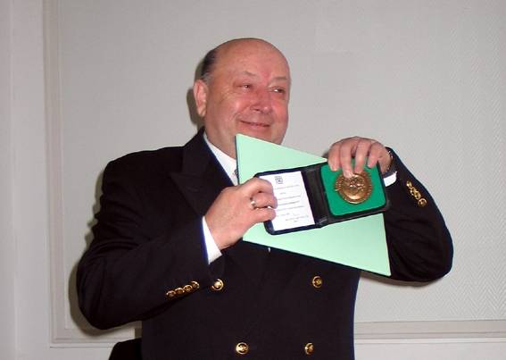 Pamätná medaila UKF pre riaditeľa ÚKE Ing. Júliusa Oszlányiho, CSc.