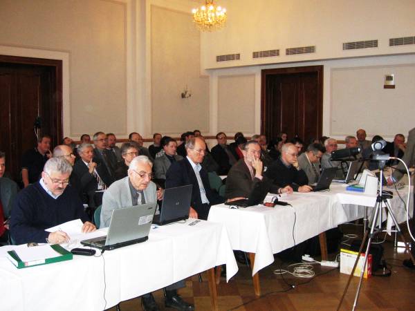 Pohľad na minuloročné evalvačné rokovanie Oddelenia vied o neživej prírode SAV v Smoleniciach.