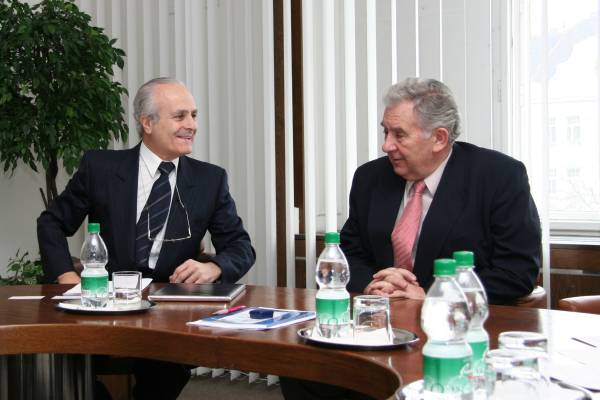 Taliansky veľvyslanec Antonio Provenzano v rozhovore s prof. Štefanom Lubym.