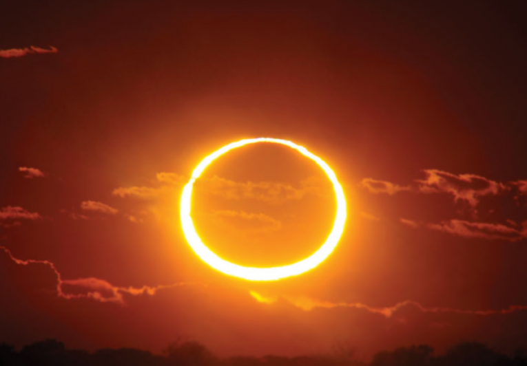 Prstencové zatmenie Slnka zachytené 10. mája 2013 nad Afrikou
