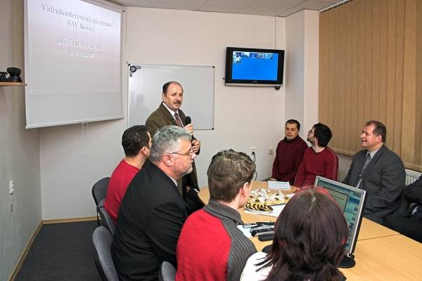Predseda Rady riaditeľov košických pracovísk SAV doc. RNDr. Peter Kopčanský, CSc. videokonferenčnú miestnosť otvoril. 