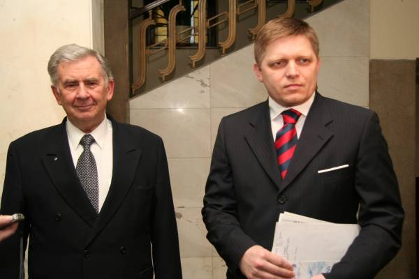 Prof. Štefan Luby a premiér Robert Fico vo vestibule Úradu SAV v Bratislave.