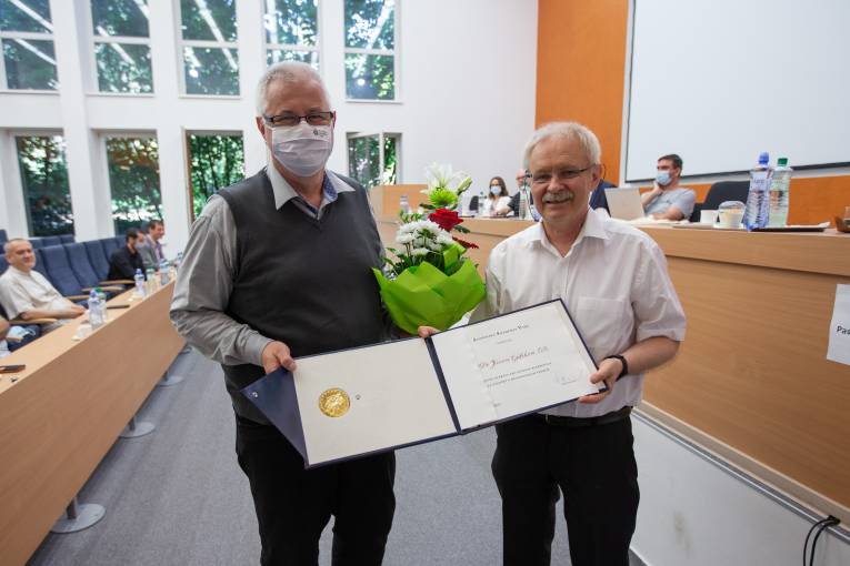 Čestnú plaketu SAV Dionýza Blaškoviča SAV za zásluhy v biologických vedách získal doktor Ján Gálik z Neurobiologického ústavu SAV v Košiciach