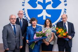 Medailu SAV za podporu vedy si prevzali Gabriela Kiliánová a Peter Salner z ÚESA SAV