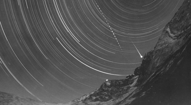 Dva meteory z roja Perzeíd nad masívom Lomnického štítu  