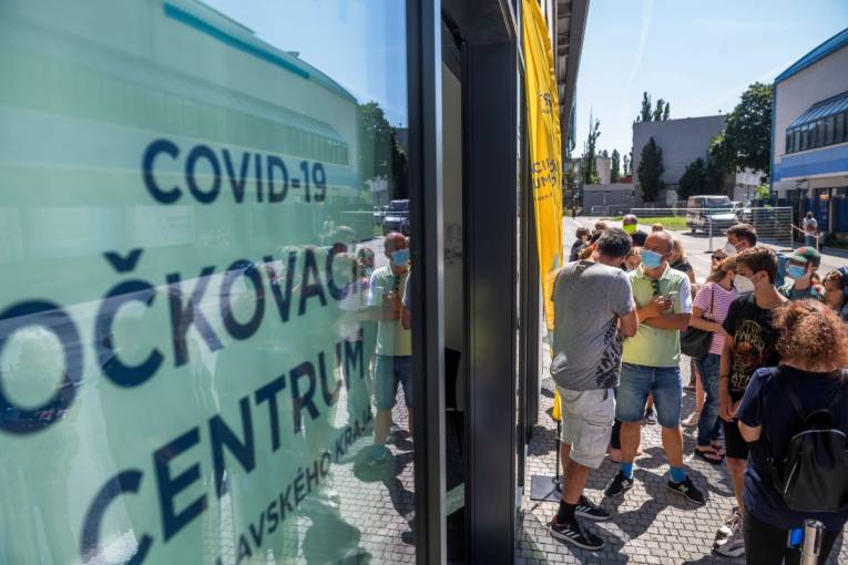 Ľudia čakajú na očkovanie pred veľkokapacitným očkovacím centrom v Národnom futbalovom štadióne (NFŠ) v Bratislave, kde v sobotu 7. augusta nateraz očkovali poslednýkrát