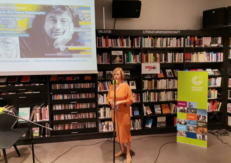 Hungaristickú konferenciu viedla Judit Görözdi, riaditeľka Ústavu svetovej literatúry SAV