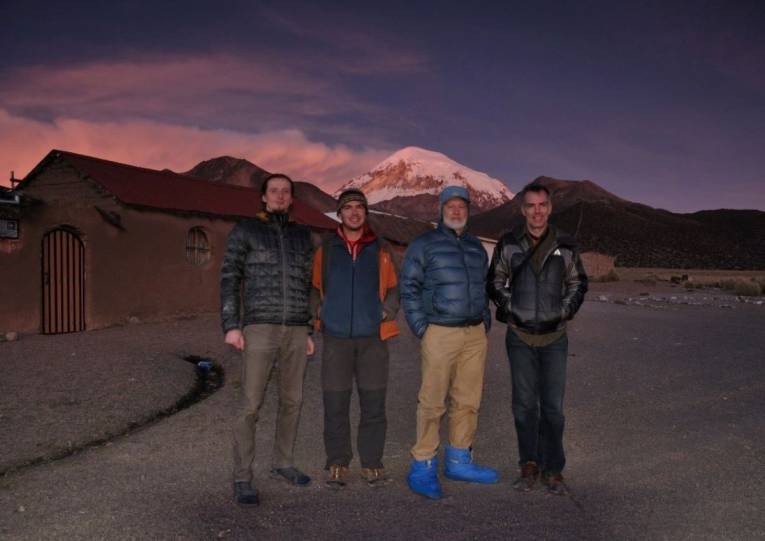 Bolívia, Andy, Nevado Sajama (6542 m n. m.) – výskum vplyvu klimatických zmien na vysokohorskú krajinu s americkými kolegami, prof. David Cooper z Colorado State University (druhý sprava)