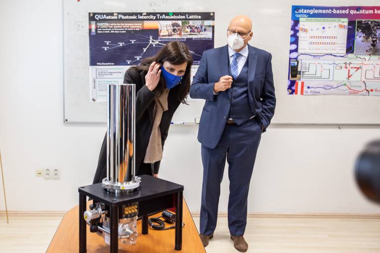 Eurokomisárku zaujal aj héliom chladený supravodivý nanovláknový jednofotónovy detektor od firmy SIngle Quantum