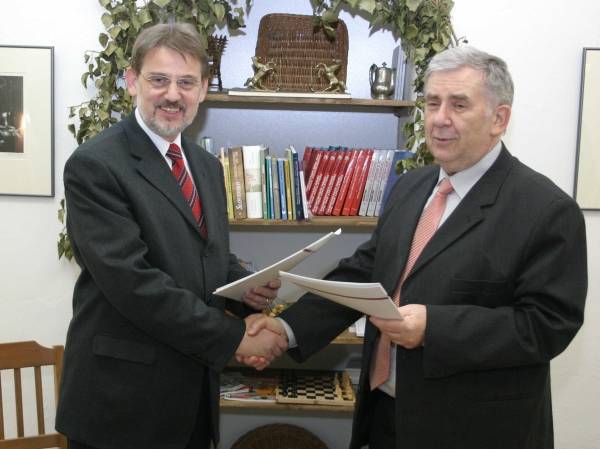 Minister školstva Martin Fronc a predseda SAV Štefan Luby po podpise zmluvy. (Foto: Ján Vida)