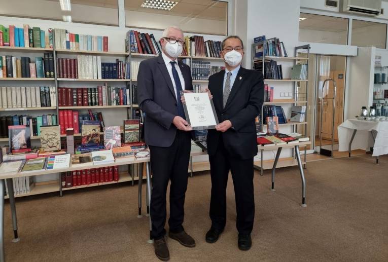 Predseda SAV Pavol Šajgaík pri preberaní daru od japonského veľvyslanca v SR 