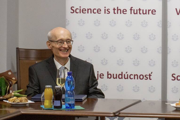 Prof. Michal Fečkan počas odovzdávania Plakety Jura Hronca za zásluhy v matematických vedách
