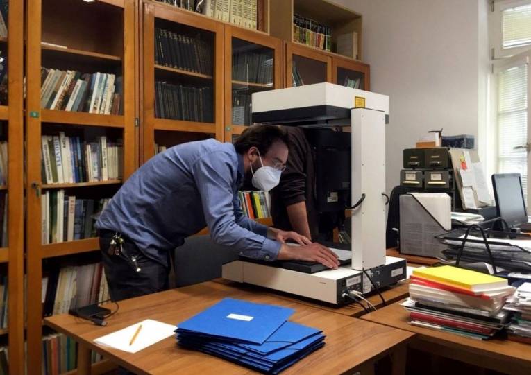 Proces digitalizácie zbierky textových výskumných správ na profesionálnom vertikálnom skeneri v oddelení Vedeckých zbierok ÚESA SAV