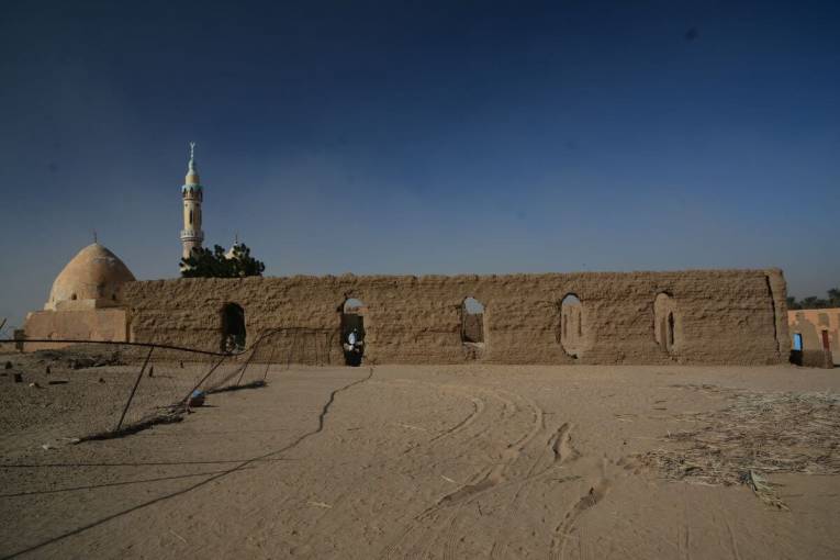 Pohľad na starú a v pozadí novú mešitu v lokalite Duwejm Wad Hadž v Sudáne. Foto: Jozef Hudec
