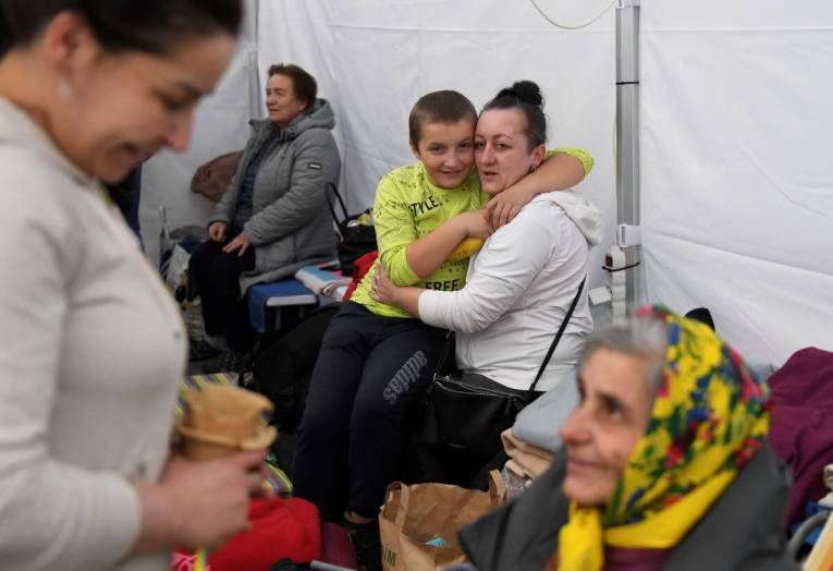 Na snímke vojnoví utečenci z Ukrajiny v stane na hraničnom priechode Ubľa-Malyj Bereznyj