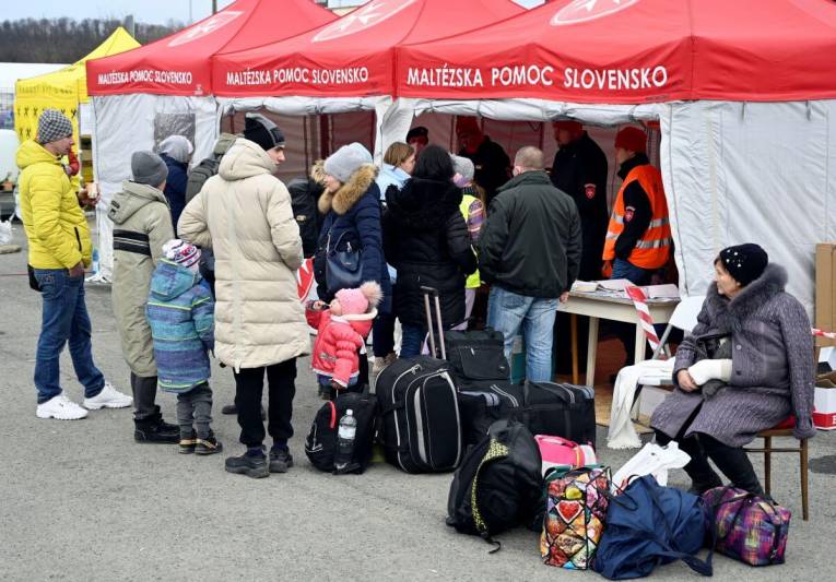 Utečenci z Ukrajiny na hraničnom priechode vo Vyšnom Nemeckom
