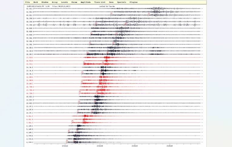 Obr. 1: Záznamy zemetrasenia zo 6.4.2022 o 19:04 miestneho času pri Banskej Bystrici z Národnej siete seizmických staníc spolu s dočasnými seizmickými stanicami CzechGeo