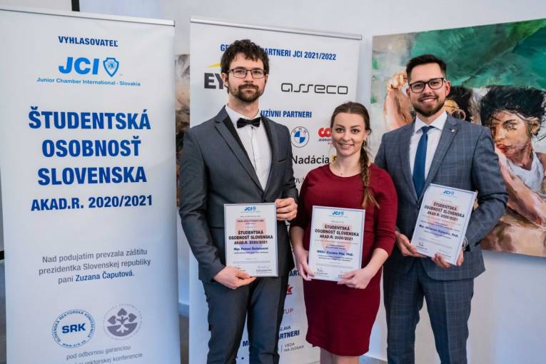 Ocenení doktorandi z SAV: zľava Peter Šichman, Zuzana Pös, Matúš Zajac