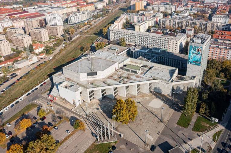 Archívna snímka, z dronu budova Istropolisu (Dom odborov) v Bratislave 31. októbra 2021