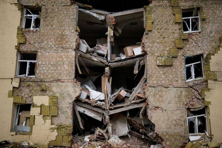 Zničená obytná budova po ruskom ostreľovaní počas  94. dňa ruskej invázie na Ukrajinu v sobotu 28. mája 2022 v ukrajinskom Bachmute