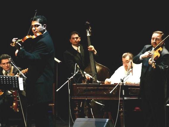 Na koncerte k prvému Dňu výskumu rakoviny koncertovala kapela Romano štilo:  Marek Rajt - 1. husle (vľavo) , Ervín Meszáros - 2. husle (vpravo), Richard Šarközi - viola, gitara (prvý zľava),  František Rigo - cimbal, kapelník, Martin Rajt - kontrabas. Chýba už len Melinda Mihoková, ktorá mala miesto  pri klavíri. 