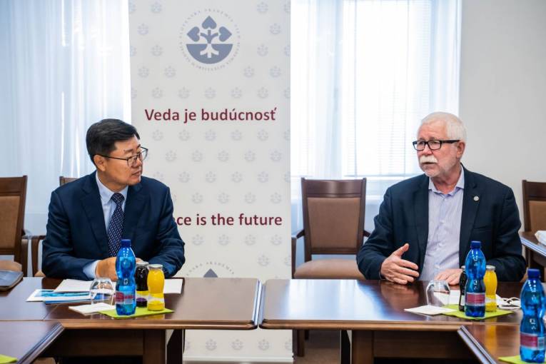 Čínsky veľvyslanec Lijie Sun a predseda SAV Pavol Šajgalík
