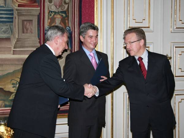 Dohoda spečatená podaním rúk - zľava prof. Štefan Luby, Axel Albrecht a Andrej Ďurkovský.