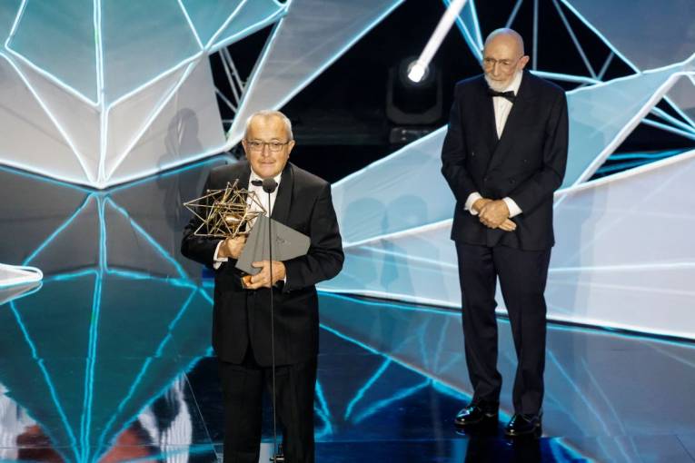 Prof. Ján Dusza pri pre preberaní ocenenia ESET Awards, ktoré mu odovzdal nositeľ Nobelovej ceny Kip Thorne