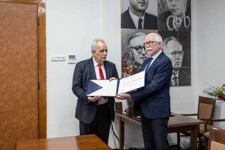 Prof. Milata si preberá z rúk predsedu SAV Čestnú plaketu SAV Dionýza Štúra za zásluhy v prírodných vedách