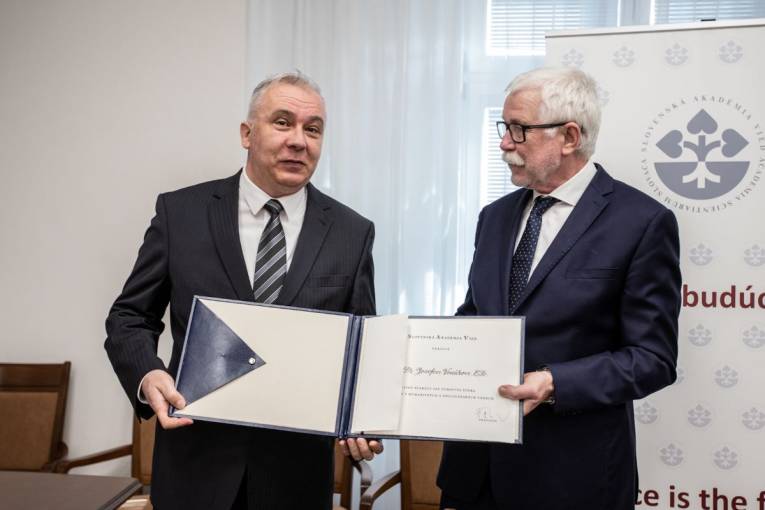 Ocenený Jozef Vozár s predsedom SAV
