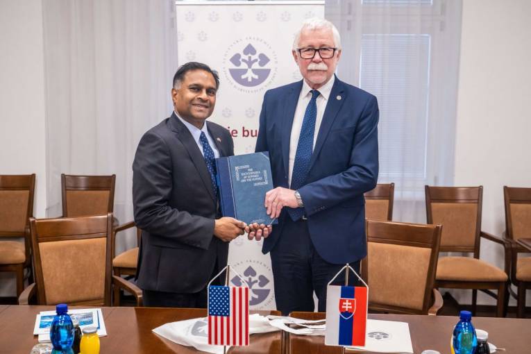 Veľvyslanec USA Gautam A. Rana a predseda SAV Pavol Šajgalík s darom pre amerického hosťa