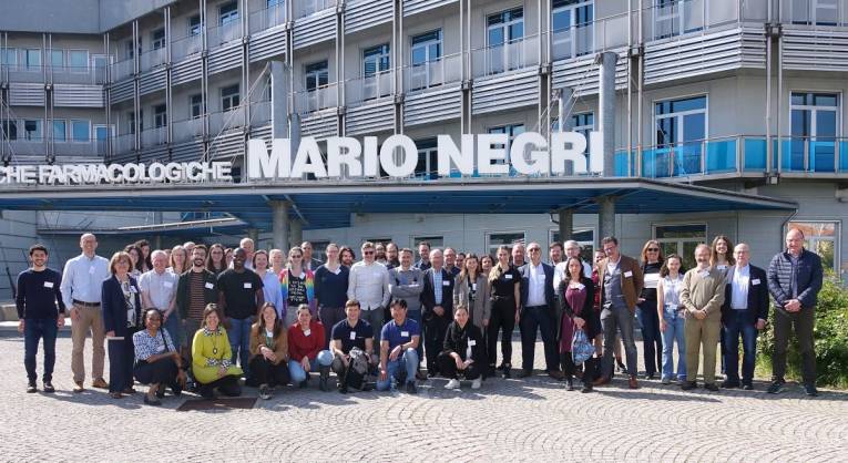 Členovia konzorcia ONTOX pózujú pred Mario Negri inštitútom pre farmakologický výskum, Miláno, Taliansko, v ktorom sa konalo druhé výročné stretnutie ONTOX projektu