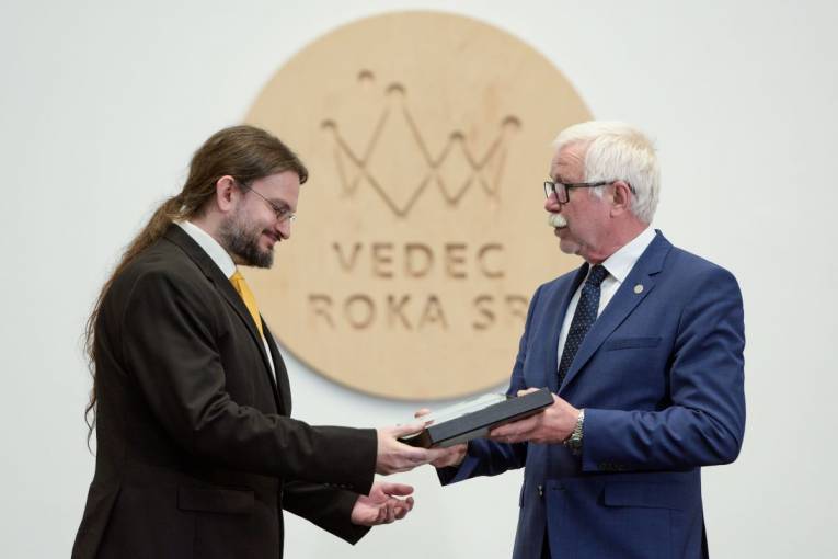 Michal Májek si preberá cenu Vedec roka v kategórii Mladý vedecký pracovník z rúk predsedu SAV Pavla Šajgalíka