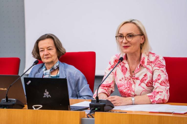 O sile slušnosti prednášala Katarína Strýčková. Vľavo Ľubica Lacinová, členka Predsedníctva SAV