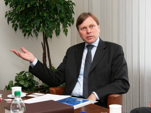 Veľvyslanec Švédskeho kráľovstva v SR Mikael Westerlind počas rokovania.