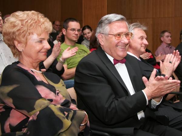 RNDr. Richard Kvetňanský, DrSc.  (druhý zľava) potleskom reaguje na úsmevné laudácio Vladimíra Štrbáka. Vľavo jeho maželka, vpravo pluk. Michal Fulier.