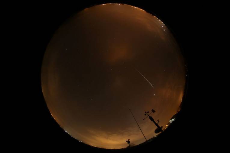 Snímka jasného meteoru – bolidu z kamery Európskej bolidovej siete v Starej Lesnej. Foto: Ján Svoreň, Astronomický ústav SAV, v. v . i.
