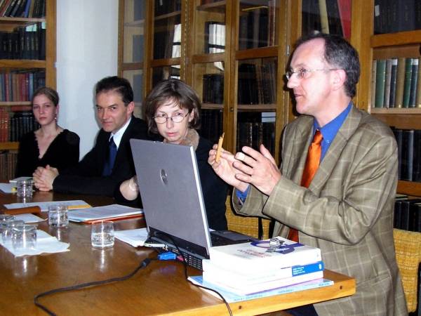 Prof. Jean-Jean-Louis Dufays (vpravo) pri prednáške. Druhý zľava Franck Pezza.