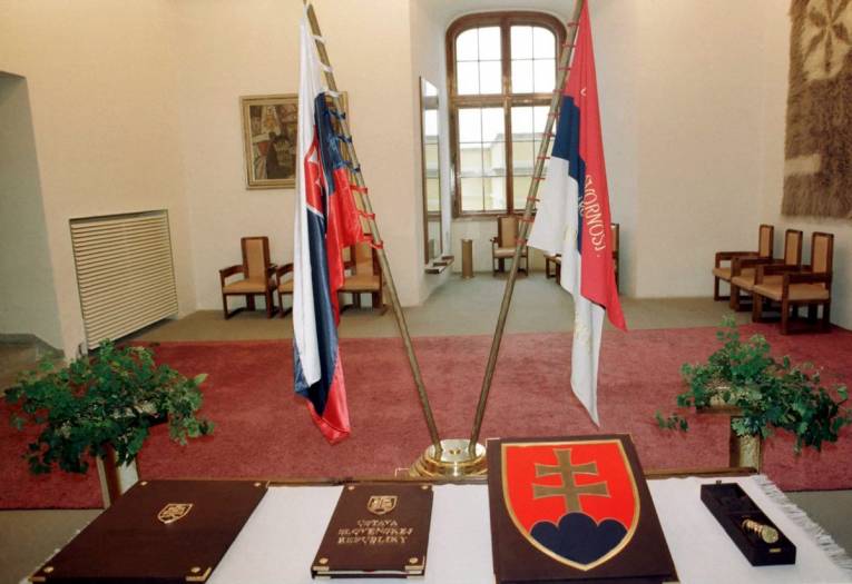 V Rytierskej sieni na Bratislavskom hrade slávnostne podpísali 3. septembra 1992 Ústavu Slovenskej republiky. Na snímke Ústava, štátny znak, pečať, štátna vlajka a historická zástava Slovenskej republiky v predsáli Sály ústavy