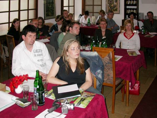 Pohľad medzi hostí Vedeckej kaviarne vo Zvolene.